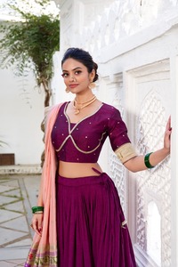 Lehenga choli de seda vichitra de primera calidad con borde de encaje paithani y bordado perfecto para la temporada de bodas - Product Image 4