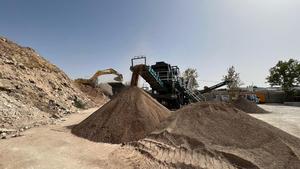 Concasseur à percussion mobile avancé 120-150 TPH broyeur à pierres et à mâchoires portable robuste pour l'exploitation minière avec composants de base PLC - Product Image 6