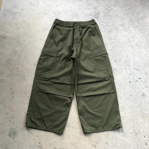 Pantalon coupe-vent unisexe décontracté, écologique, en polyester/nylon non tissé, à bas large et épais, poids moyen, coupe régulière - Product Image 4