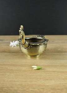 Plateau à cendres en forme de cygne plaqué or avec finition polie miroir, parfait pour les briquets et les accessoires pour fumeurs personnalisés - Product Image 4