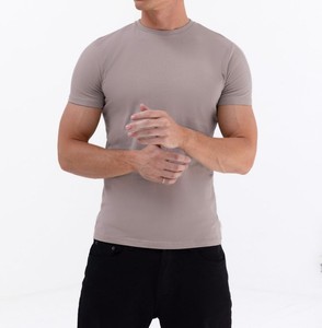Camiseta de manga corta ajustada para hombre de alta calidad, nuevo diseño de moda en tela de punto suave, ropa cómoda al por mayor - Product Image 1