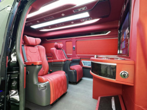 Hiace 7 Posti Edizione Grand, Benzina, Automatico, Interni in Pelle |   <span class=keywords><strong>Furgone</strong></span> Premium con Interni Rossi e Telecamera Posteriore a 360 Gradi - Product Image 2