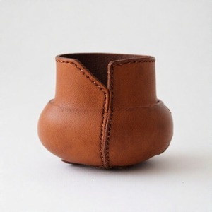 Pot en cuir gracieusement conçu en petite forme ajoutant une chaleur botanique aux maisons avec des tons et une texture naturels - Product Image 1