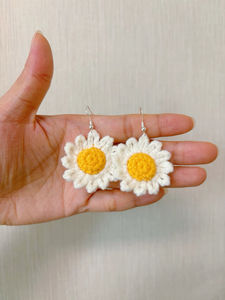 ดอกเดซี่ถักมือจากไหมพรมฝ้าย งานฝีมือ DIY สำหรับทำเครื่องประดับตกแต่ง สไตล์สร้างสรรค์ ผ้าไหมเทียม งานฝีมือผ้า - Product Image 1