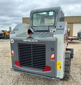 Skid Steer chenillé d'occasion TL8R2 TAKEUCHI Petit godet avant Machine multifonctionnelle Mouvements flexibles et en bon état en stock - Product Image 2