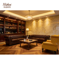 Canapé Chesterfield classique vintage 3 places en cuir marron foncé de luxe avec coussins en éponge et garniture à clous en laiton pour salon ou bar