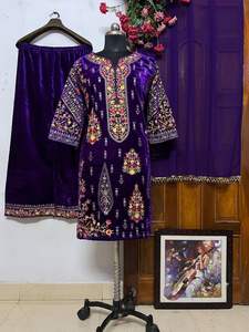 Vente en gros de vêtements de fête et de mariage élégants en velours pur, beau haut et palais de travail brodés avec dentelle fantaisie Dupatta - Product Image 4