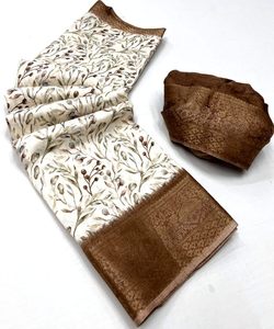 Saree en velours de soie avec chemisier brodé - Product Image 4