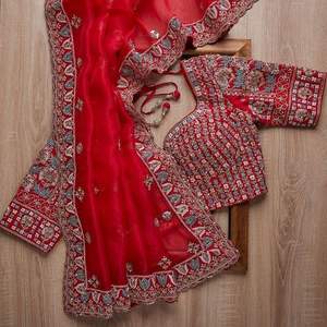 Le dernier chemisier Saree de style indien exclusif de la boutique de créateurs rouge exporte des vêtements de mariage de mariée en tissu de soie de qualité - Product Image 2