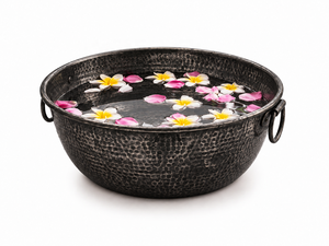 Bassin de pédicure rond en métal martelé noir antique avec poignées - Product Image 1