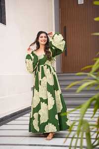 Elegante rayón pesado intrincado cuatro lados estampado diseñador Kurtis conjunto para mujeres estilo moderno festivales y fiestas de verano - Product Image 4