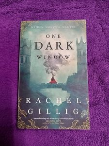 หนึ่งหน้าต่างมืด (ปกอ่อน) เรื่องแฟนตาซีมืดของเวทมนตร์ความลึกลับและการทรยศ (ขายส่ง) - Product Image 2