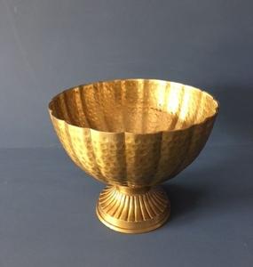 Cuenco para servir con pedestal de aluminio vintage con diseño texturizado brillante, asas adornadas y acabado antiguo - Product Image 5