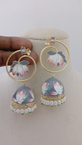 Juego de pendientes Meenakari Jhumka con parte inferior en forma de campana con cuentas de perlas colgantes de latón hecho a granel producto diseño personalizado - Product Image 3