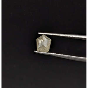 Diamante natural facetado suelto en forma de pentágono elegante de 5.3-6.5 mm, color sal y pimienta - Product Image 4