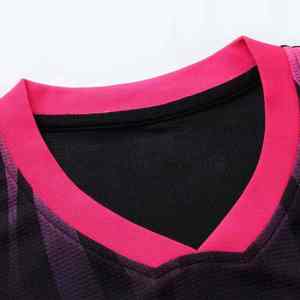 Ensemble d'uniformes de football personnalisé pour hommes Design dégradé rose élégant Vêtements d'équipe d'entraînement respirants Vêtements de sport athlétiques Short en jersey - Product Image 4