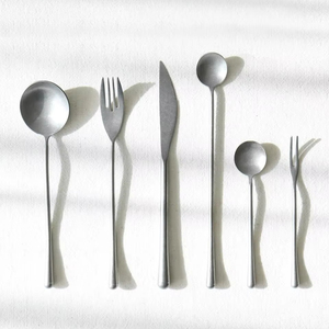 Juego de cubiertos de metal refinado que ofrece una artesanía elegante, ideal para hogares de lujo, restaurantes, banquetes y reuniones festivas. - Product Image 1