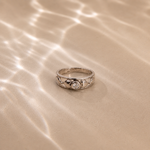 Anillo Ajustable de Titanio Chapado en Oro Rosa con Corazón Luna - Product Image 4