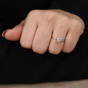 Bague de fiançailles solitaire en diamant rond de culture avec bande de contournement en argent sterling/platine/or, clarté VS1, couleur F - Product Image 1