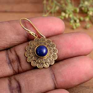 Pendientes de Aro de Latón Hechos a Mano con Piedra Preciosa Natural de Lapislázuli Redonda - Regalo de Boda y Cumpleaños para Mujer - Product Image 4