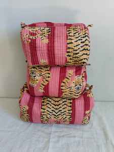 Ensemble de 3 trousses de maquillage légères en coton à imprimé animal (tigre) avec fermeture éclair et pochette organisatrice pour les voyages et pour - Product Image 5