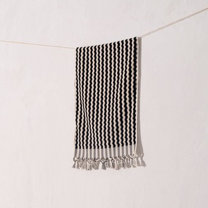 Pompom Zigzag Türkisches Handtuch Schwarz & Weiß, 17x38 Zoll - Product Image 2
