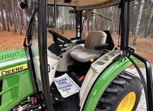 Tractor de Ruedas John Deere 4066R de 65HP con Motor, Bomba y Caja de Cambios, 1680kg-FR, Origen - Product Image 4