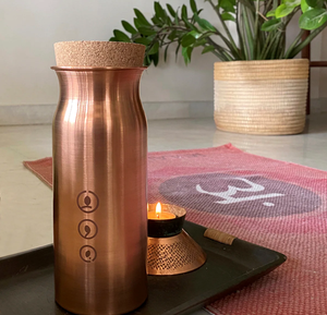 Bouteille Aqua de table Une bouteille d'eau en cuivre facile à saisir et à siroter pour la table de travail - Product Image 1