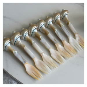 Conch Seashell Spoon du Vietnam: Design artisanal d'inspiration côtière avec nacre pour un cadre de repas élégant - Product Image 2