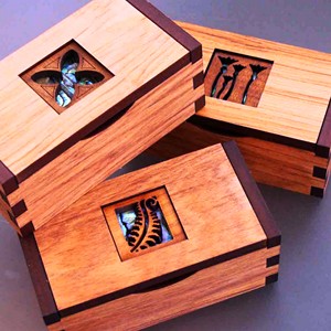 กล่องเครื่องประดับทำจากไม้ธรรมชาติพร้อมกระจกกล่องเครื่องประดับของขวัญขายดีและงานฝีมือกล่องไม้สัญลักษณ์ติดผนังทำในอินเดีย - Product Image 6