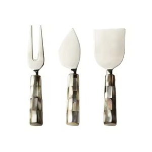 Ensemble de 3 couteaux à fromage en métal faits à la main avec manche torsadé plaqué or, trancheur à beurre, pour mariage - Product Image 5