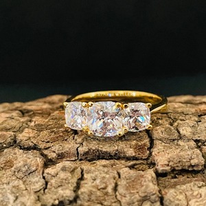 Anillo de compromiso solitario de diamante moissanita de tres piedras con corte de cojín de oro macizo de 14 quilates. - Product Image 3