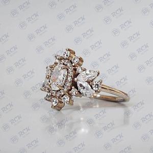 1.00 CTW แหวนเพชรโมอิสซาไนต์ทรงรีตัด18KT ทองเครื่องประดับหมั้นของผู้หญิงคลัสเตอร์แหวนเพชร - Product Image 4