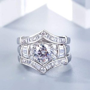 Bague en or blanc 14 carats avec diamants ronds et baguettes Bridal pour elle Bague en argent sterling Moissanite New Design Ring for Women - Product Image 1