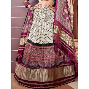 Étonnant pour les robes de soirée élégantes en soie Gaji imprimée crème Navratri Wear Lehenga Choli pour femmes - Product Image 3