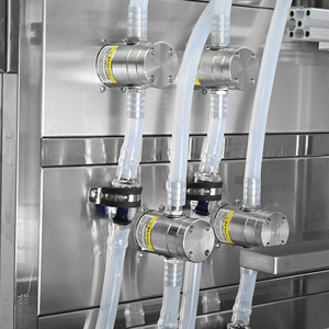 Línea automática de llenado y tapado con alimentador vibratorio para agua, aceite, leche, perfume, salsa, boquilla antiderrame y cinta transportadora - Product Image 5