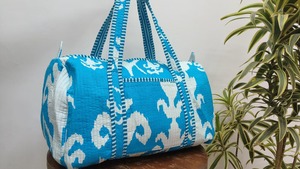 Bolsa de Viaje de Algodón Acolchada con Estampado Ikat Azul Cielo, Hecha a Mano, con Cierre, Gran Capacidad, para Fin de Semana o Deporte - Product Image 4