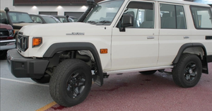 Toyota Land Cruiser Hardtop GXL 2025, autos usados, interior oscuro, asientos de cuero, techo corredizo, camioneta SUV con el mejor precio - Product Image 2