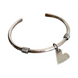 Brazalete Abierto de Latón Plateado con Dije de Corazón, Joyería Vintage Elegante y Minimalista - Product Image 4