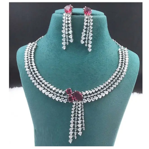Élégant ensemble de bijoux AD pour femmes Superbe collier et boucles d'oreilles parfaits pour la fête de mariage ou les cadeaux disponibles à la vente - Product Image 1