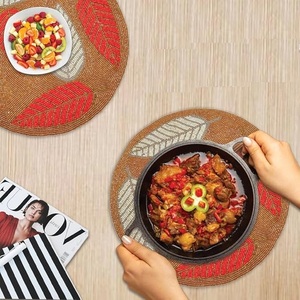 Napperon perlé fait à la main avec conception de feuille blanche orange de luxe pour la décoration de table de restaurant d'hôtel article de cadeau royal d'utilisation - Product Image 1