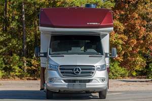 Sprinter 3500XD Isata Serie 3 2023 ~7,500 Millas, Turbodiésel V6, Deslizador de Pared, Cama Queen-Size - Product Image 2