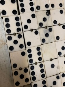 Juego de dominó en caja de madera Almacenamiento elegante y entretenimiento clásico de Crescent Crafts - Product Image 2