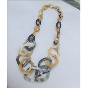 Collier en corne naturelle fabriqué à la main accessoire de bijoux respectueux de l'environnement fabriqué à partir de corne de buffle d'origine éthique pour Boho, Tribal - Product Image 1