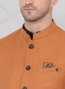 Gilet de costume pour homme au design unique, couleur moutarde dorée, confectionné sur mesure, idéal pour les occasions spéciales et les mariages, disponible à la vente - Product Image 3