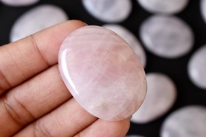 Piedra de Cuarzo Rosa Ovalada Tallada, Ecológica y Atractiva, para Aliviar el Estrés, Cristales Naturales Pulidos, Decoración, Meditación - Product Image 6