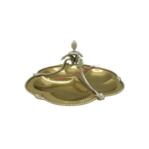 Diseño de lujo Bandeja de servicio de metal Mango Logotipo personalizable Color CE Certificado Aswan Marca internacional Centro de mesa decorativo - Product Image 1