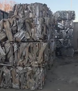 Déchets d'aluminium, tôles métalliques pressées pour le recyclage et la fusion industrielle - Product Image 1