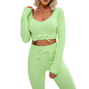 Elegante conjunto de yoga para mujer que ofrece sujetador de apoyo sin costuras Leggings Pantalones cortos de secado rápido Tela transpirable Costura duradera en el frente - Product Image 3