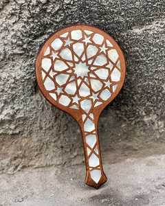 Miroir de maquillage de voyage rond Portable cadre en bois de luxe incrustation de perles détaillant écologique personnalisé pour les occasions d'anniversaire - Product Image 1